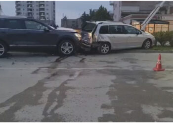 Përplasi këmbësoren dhe tentoi të largohej, shoferi i “Touaregut” shkakton një aksident të dytë në Vlorë