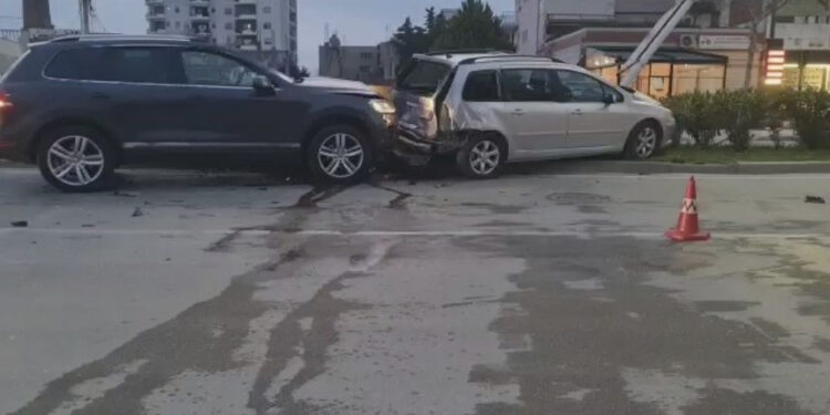 Përplasi këmbësoren dhe tentoi të largohej, shoferi i “Touaregut” shkakton një aksident të dytë në Vlorë