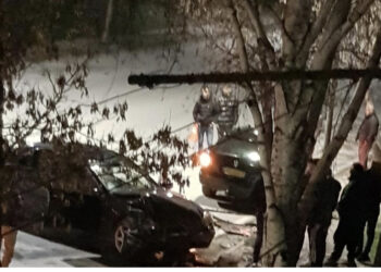 Përplasen 2 makina në Korçë, 2 të plagosur