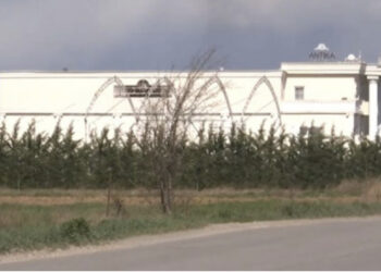 Shqiptarët e bëjnë më së miri/ Hajdutët vjedhin kasafortën e lokalit të dasmave me 25 mijë euro brenda!