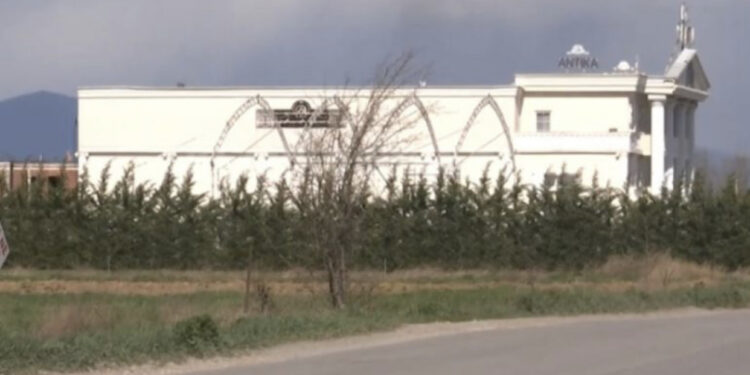 Shqiptarët e bëjnë më së miri/ Hajdutët vjedhin kasafortën e lokalit të dasmave me 25 mijë euro brenda!