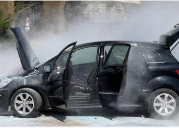 VIDEO/ Momenti kur merr flakë makina në Durrës! Shoferi del me vrap