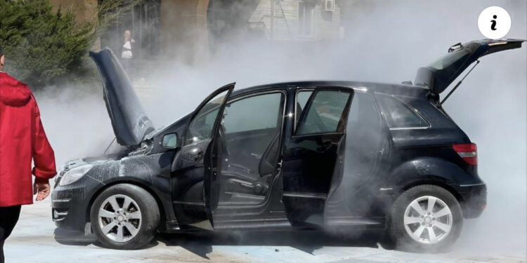 VIDEO/ Momenti kur merr flakë makina në Durrës! Shoferi del me vrap