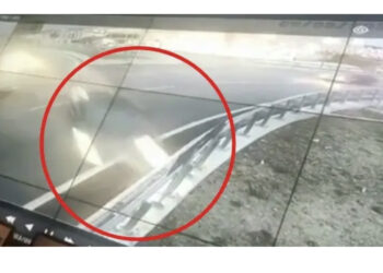 VIDEO-Mrekullia! “Benz”-i shpëtoi për “fije të perit” nga tragjedia në Sauk