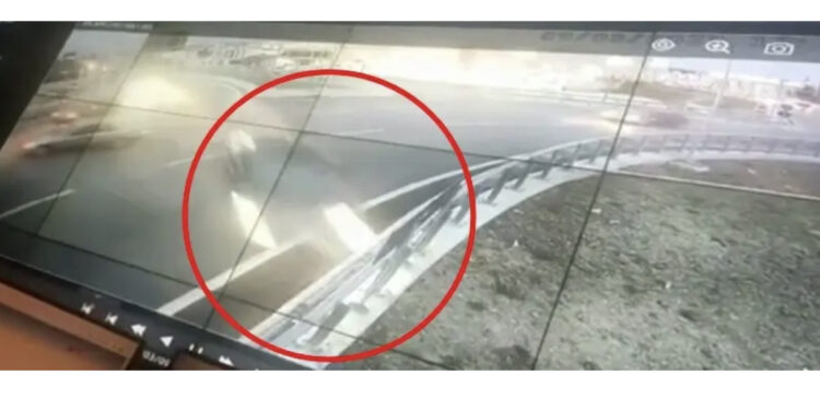 VIDEO-Mrekullia! “Benz”-i shpëtoi për “fije të perit” nga tragjedia në Sauk