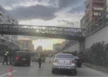 FOTO/ Përplasen dy automjete në Tiranë, raportohet për të lënduar