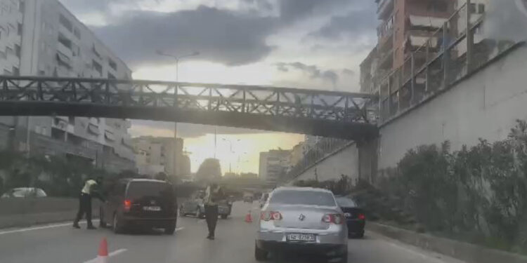 FOTO/ Përplasen dy automjete në Tiranë, raportohet për të lënduar