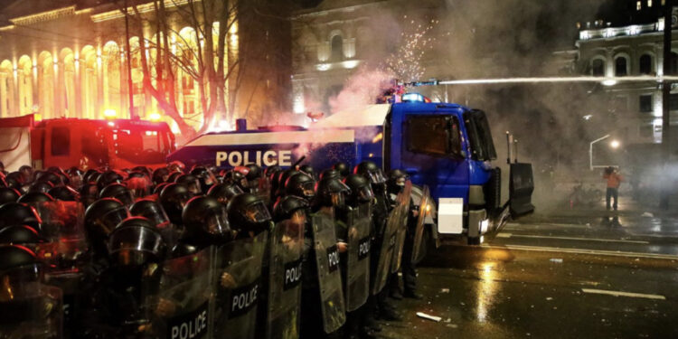 Pas protestave të dhunshme në Gjeorgji, qeveria tërhiqet nga projektligji për “agjentët e huaj”