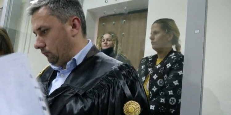 Nëna lehonë: U thashë policëve kam fëmijën me gji, por ata më arrestuan