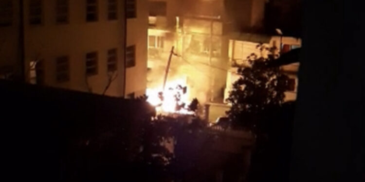 VIDEO/ Shpërthim i fortë në Tiranë, hidhet në erë mjeti i parkuar, banorët në panik