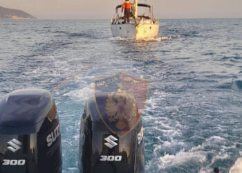 Mbetën në mes të detit pasi mjeti lundrues pësoi defekt, shpëtohen 3 shtetasit e huaj në Vlorë