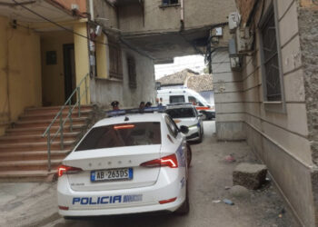 E rëndë në Vlorë, gruaja çohet në 3 të mëngjesit dhe hidhet nga kati i pestë i pallatit!