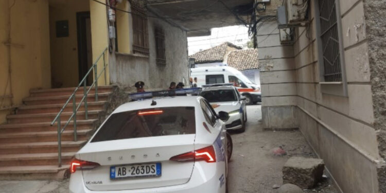 E rëndë në Vlorë, gruaja çohet në 3 të mëngjesit dhe hidhet nga kati i pestë i pallatit!