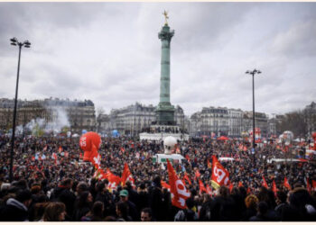 Reforma e pensioneve/ Të veshur me të zeza dhe flakadanë në duar, francezët sulmojnë bizneset në rrugët e Parisit