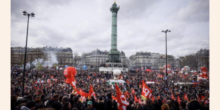Reforma e pensioneve/ Të veshur me të zeza dhe flakadanë në duar, francezët sulmojnë bizneset në rrugët e Parisit