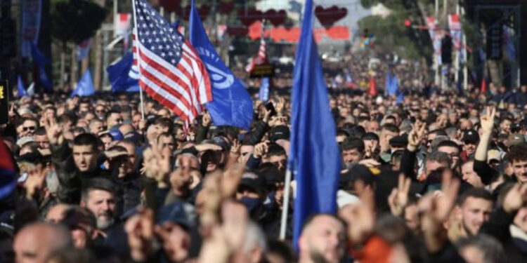 Qytetarët nisen nga Saranda e Dibra, i bashkohen thirrjes së opozitës për të protestuar para Kryeministrisë