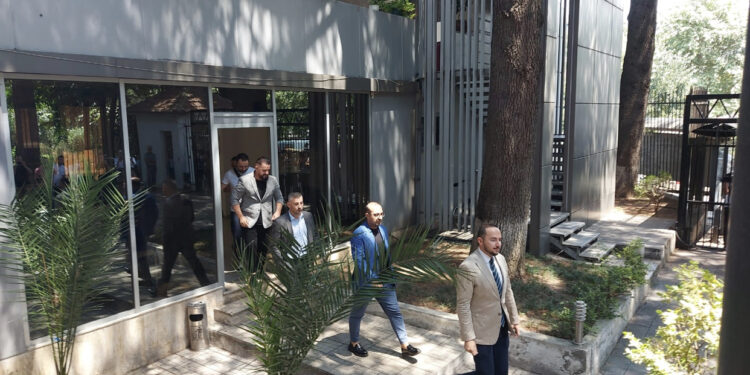 “Babale” në Apel! Salianji: Të largohet gruaja e Sadushit! Do të jem gjatë këtu