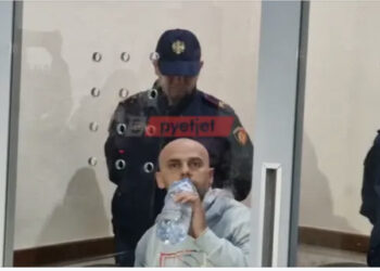 VIDEO/ “A je penduar?”, I qetë duke pirë ujë me bidon, dalin pamjet e Dan Hutrës në Gjykatë