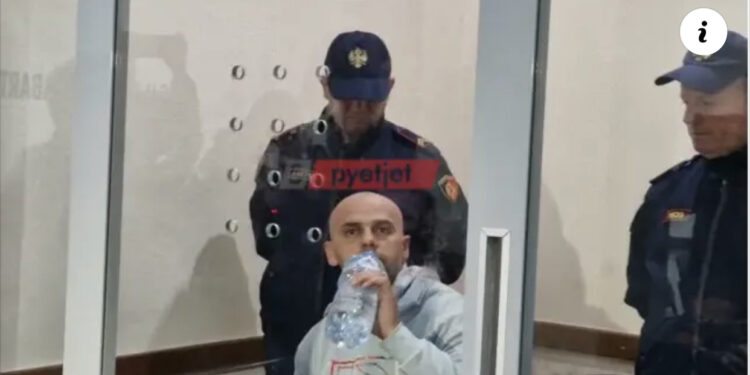 VIDEO/ “A je penduar?”, I qetë duke pirë ujë me bidon, dalin pamjet e Dan Hutrës në Gjykatë