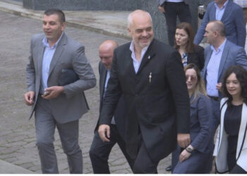 Rama mundohet të zbus luftën e brendshme: PS si urban i unazës, të zbret në një stacion dhe të rimerr nëse nuk e gjuan me gurë