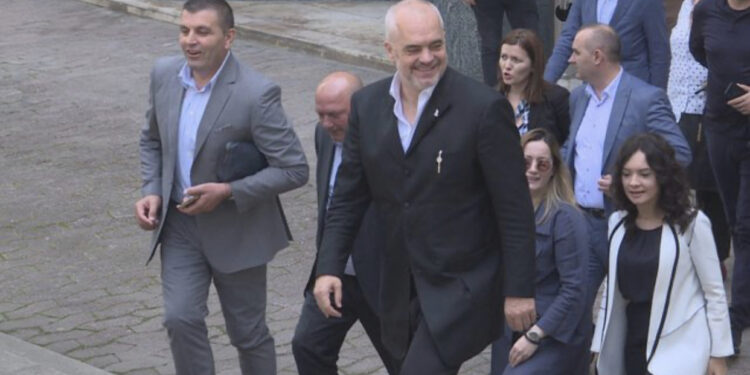 Rama mundohet të zbus luftën e brendshme: PS si urban i unazës, të zbret në një stacion dhe të rimerr nëse nuk e gjuan me gurë