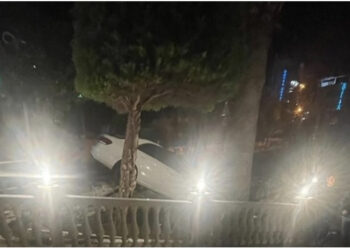 FOTO/ “Benz”-i luksoz del nga rruga dhe futet me kokë në piceri