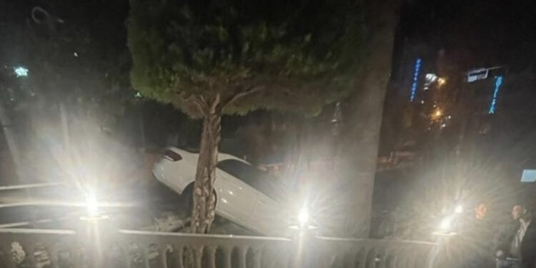 FOTO/ “Benz”-i luksoz del nga rruga dhe futet me kokë në piceri