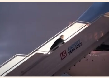 FOTO/ Biden për pak rrëzohet në shkallët e avionit