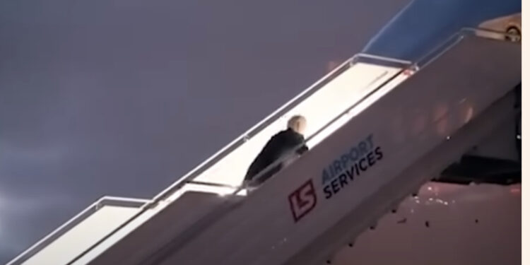 FOTO/ Biden për pak rrëzohet në shkallët e avionit