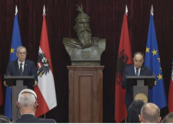 Presidenti austriak në Tiranë: Hiqni dorë nga pasaportat e arta