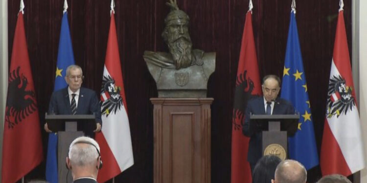 Presidenti austriak në Tiranë: Hiqni dorë nga pasaportat e arta