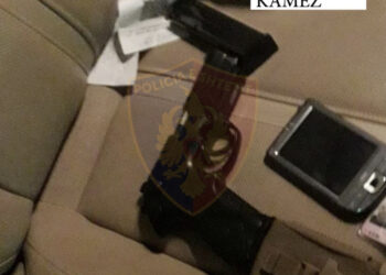 “Ndal, zbrit nga makina”! Kapet “trimi” me pistoletë, ku po shkonte?