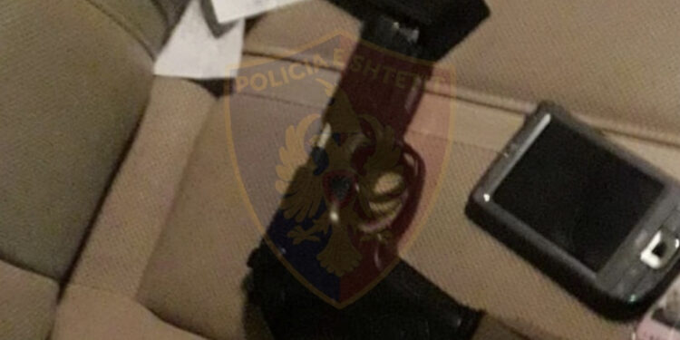 “Ndal, zbrit nga makina”! Kapet “trimi” me pistoletë, ku po shkonte?