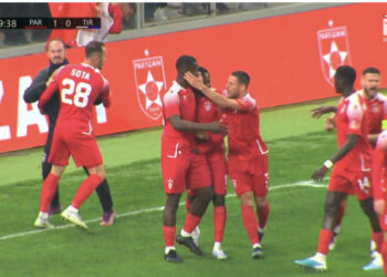 VIDEO/ “Demat e kuq” fitojnë mes “tymit”, Partizani befason Tiranën në “derbin e titullit”