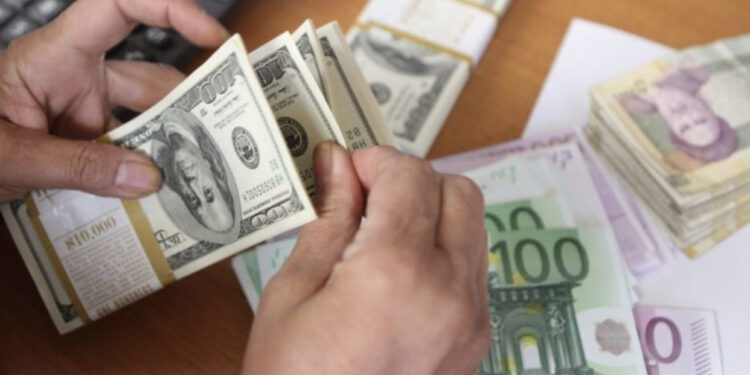 Këmbimi valutor, me sa shiten dhe blihen dollari dhe euro sot?