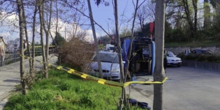 Përmbyset autobusi pranë Fakultetit Ekonomik në Tiranë, 3 të plagosur