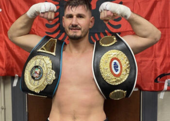 VIDEO/ Gjunjëzon amerikanin në vetëm 3 raunde, Kristian Prenga ngre lart dy tituj kampion bote