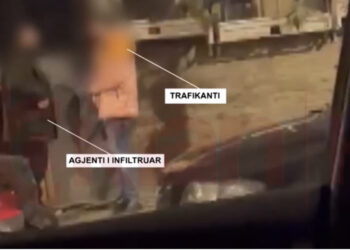 “Një më ngeli, se i hoqa”/ Del VIDEO që fundosi bandat e drogës në Tiranë, si trafikanti i shiste kokainë të infiltruarit të Policisë