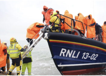 Rishi Sunak zotohet të ndalojë kalimet me varka të vogla: Nuk do të mund të qëndroni këtu