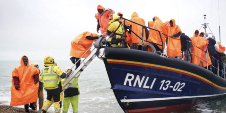 Rishi Sunak zotohet të ndalojë kalimet me varka të vogla: Nuk do të mund të qëndroni këtu