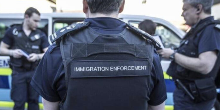 Policia britanike nis arrestimet e emigrantëve të paligjshëm shqiptarë, bastis restorantet dhe lokalet!