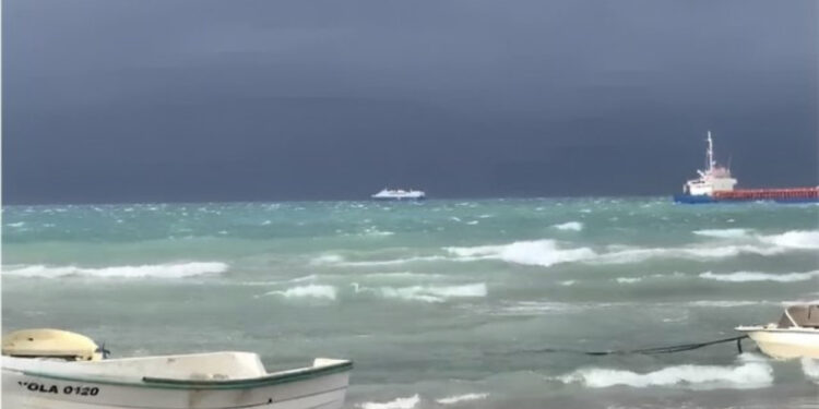 Po vjen furtuna nga deti! Merren masat në Vlorë