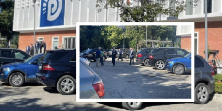 VIDEO/ Protesta e 3 Marsit/ Ilir Meta shkon në selinë blu, takim me Berishën