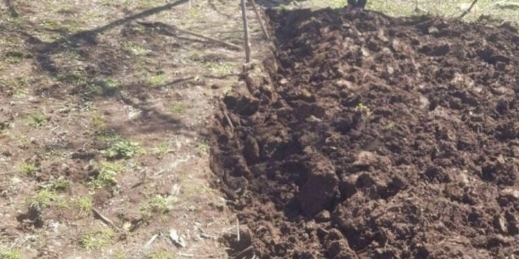 Po punon tokën, shpërthen një granatë në Librazhd