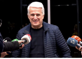 Majko del i buzëqeshur dhe me një emër surprizë