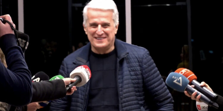 Majko del i buzëqeshur dhe me një emër surprizë