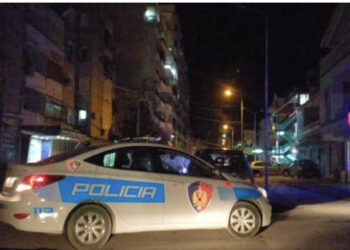 VIDEO/ Dalin pamjet e lokalit të Fation Muratit, mik i Endrit Dokles, të bërë shoshë nga plumbat