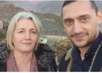 Nënën iu vranë gabimisht në lokalin ku punonte si banakiere, i biri prek me mesazhin: Mallkuar qofshin ato plumba!