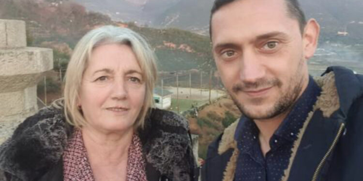 Nënën iu vranë gabimisht në lokalin ku punonte si banakiere, i biri prek me mesazhin: Mallkuar qofshin ato plumba!