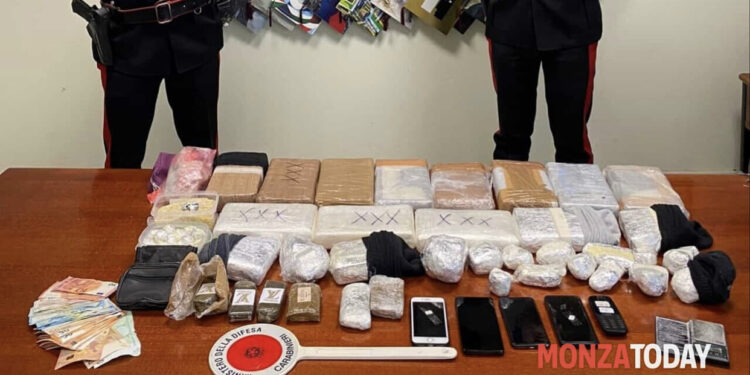 Çantat plot me kokainë! Shqiptari nis të arratiset, por kapet në bordin e avionit